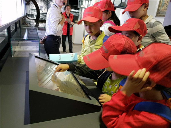 市古鎮(zhèn)公司御窯景巷黨支部聯(lián)合社區(qū)共同開展“讓歷史照亮未來(lái)”關(guān)愛未成年人志愿者活動(dòng)