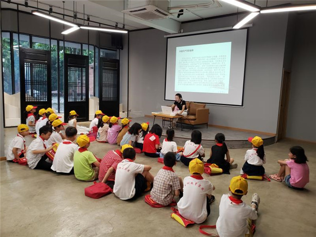 市古鎮(zhèn)公司黨總支開展“頌黨恩、講黨史、學(xué)精神、繪黨旗”主題活動(dòng)