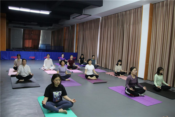 瑜悅身心 伽倍活力——市古鎮(zhèn)投資公司員工瑜伽興趣班開課了！