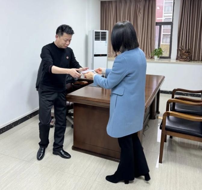 生日傳真情 關(guān)愛暖人心——市古鎮(zhèn)投資公司工會為職工送上生日慰問