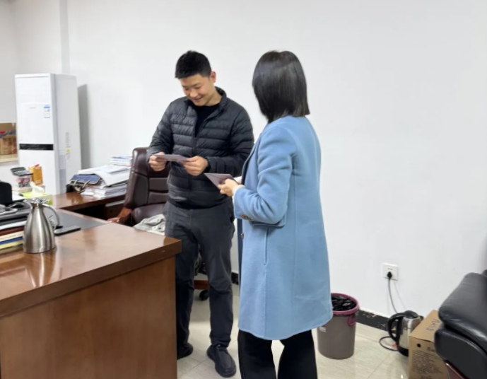 生日傳真情 關(guān)愛暖人心——市古鎮(zhèn)投資公司工會為職工送上生日慰問