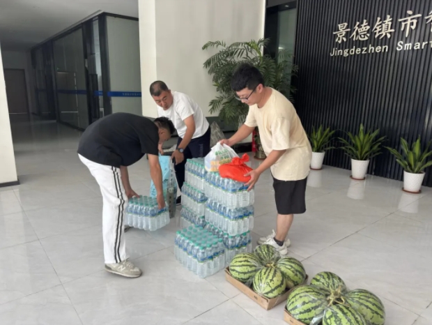 市古鎮(zhèn)投資公司開展“夏日送清涼”暖心活動